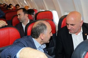 Trabzonspor kafilesi Trabzon'a d&ouml;nerken u&ccedil;akta b&uuml;y&uuml;k panik yaşadı