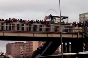 Metrob&uuml;s kalabalığına girmemek i&ccedil;in hayatını riske attı