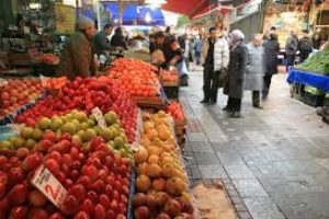 Bursa'da tezgahlar bahar meyveleriyle renklendi