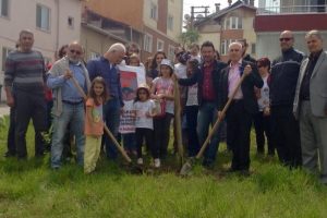 Bursa Nil&uuml;fer'de &ccedil;am fidanları toprakla buluştu