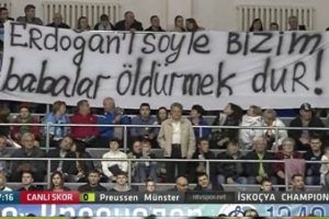 Ruslar'dan enteresan pankart