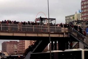 Metrob&uuml;s kalabalığına girmemek i&ccedil;in hayatını riske attı