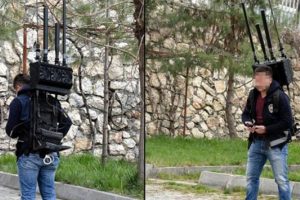O polis sırtında &ouml;l&uuml;m taşımış
