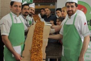 Rekor denemesi i&ccedil;in 23 metre lahmacun yaptılar