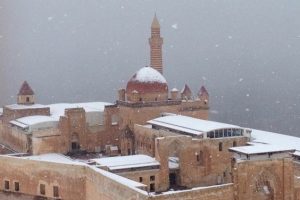İshakpaşa sarayı gelinliğini giydi