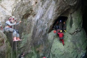 Bursa'da mağaradan yaralı kurtarma tatbikatı nefes kesti