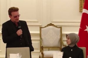 U2'nun solisti Bono : T&uuml;rkiye d&uuml;nyaya ders verdi