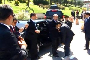Cumhurbaşkanı Erdoğan d&uuml;n&uuml;r&uuml;n&uuml; hastanede ziyaret etti