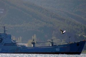 Rus savaş gemisi &Ccedil;anakkale Boğazı'ndan ge&ccedil;ti