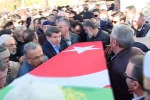 Davutoğlu, Acar'ın tabutunu omuzladı