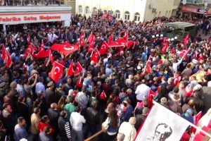 Şehidi on binler uğurladı