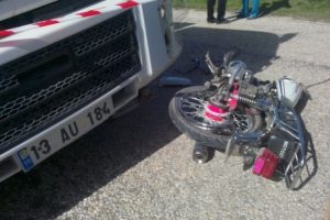 İki motosiklet kamyonla &ccedil;arpıştı: 2 &ouml;l&uuml;