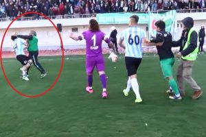 Futbolcuyu tek yumrukla yere serdi!