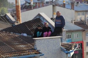 Eşi evi terk edince &ccedil;ocuklarıyla &ccedil;atıya &ccedil;ıktı
