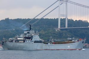 Rus savaş gemisi Boğaz'dan ge&ccedil;ti!