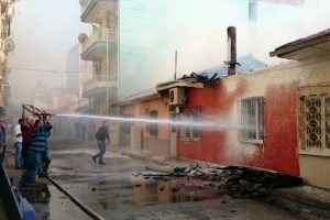 İtfaiye eri &uuml;zerindeyken yanan evin &ccedil;atısı &ccedil;&ouml;kt&uuml;!