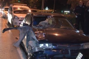 Otomobilin &ccedil;arptığı adam y&uuml;z metre savruldu!