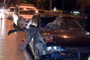 Otomobilin &ccedil;arptığı adam 100 metre savruldu
