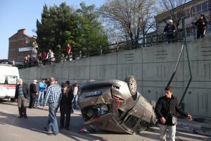 Bursa'da korkuluklara &ccedil;arpan otomobil k&ouml;pr&uuml;den u&ccedil;tu!
