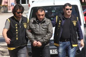 Altın bilekliği deneme bahanesiyle &ccedil;aldı