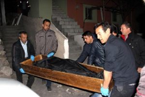 4 &ccedil;ocuk annesi eşini baltayla &ouml;ld&uuml;rd&uuml;