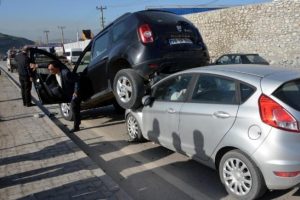 Karab&uuml;k'te 3 ara&ccedil;lı zincirleme kaza