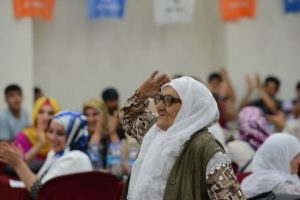 74 yaşındaki Saliha G&uuml;nd&uuml;z'den Davutoğlu'na anlamlı hediye