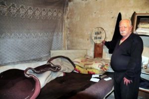 Mezar tahtasını 20 yıldır yatağının başucunda bekletiyor
