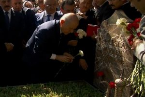 Alparslan T&uuml;rkeş kabri başında anıldı