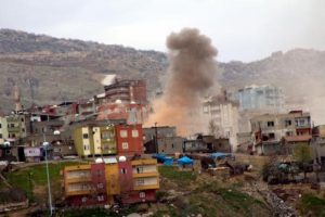 Şırnak'ta keskin nişancı PKK'lıların gizlendikleri evlere top atışı