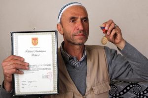 Babasının madalyasına 35 yıl sonra kavuştu