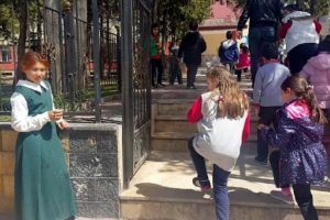 Suriyeli Neval yaşıtlarının okulu &ouml;n&uuml;nde yardım topluyor