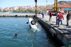 El freni &ccedil;ekilmeyen otomobil denize d&uuml;şt&uuml;