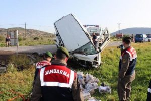 Minib&uuml;sle otomobil &ccedil;arpıştı: 1 &ouml;l&uuml;, 1 yaralı