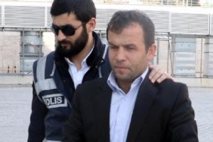 Polisin tuvalette unuttuğu tabancasını &ccedil;aldı