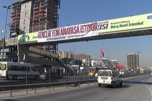 'Gen&ccedil;lik Yeni Anayasa İstiyor' afişlerinin sırrı &ccedil;&ouml;z&uuml;ld&uuml;