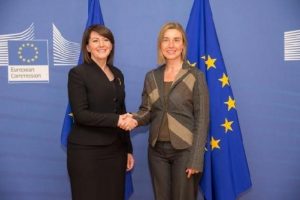 Kosova Cumhurbaşkanı Atifete Yahyaga Br&uuml;ksel'de Mogherini ile g&ouml;r&uuml;şt&uuml;