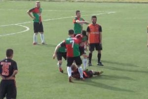 Yerde yatan futbolcuyu s&uuml;r&uuml;kleyerek saha dışına &ccedil;ıkardılar