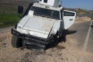 Lice'de polis aracına bombalı saldırı: 2 polis yaralı
