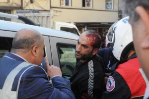 Para almak istediği işyerinde silahı tutukluk yapınca d&ouml;v&uuml;lerek polise teslim edildi