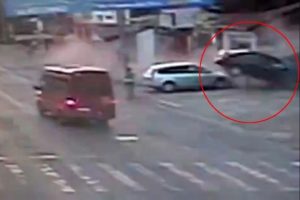 L&uuml;ks otomobil yayaların arasına daldı: 5 &ouml;l&uuml;!