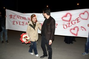 &Uuml;niversitede s&uuml;rpriz evlilik teklifi