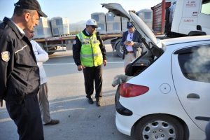 Bursa'da yolda bulduğu yaralı koyunu polise teslim etti