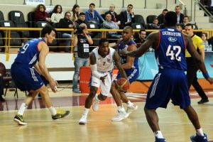 Zorlu ma&ccedil;ta zafer Efes'in