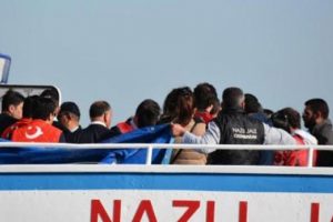 Dikili'de m&uuml;lteci kampıyla ilgili iki farklı tepki