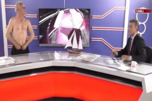 Canlı yayında soyundu!