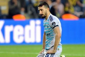 Fenerbah&ccedil;e'de Mehmet Topal trib&uuml;ndeki tablodan etkilenerek ağlamış