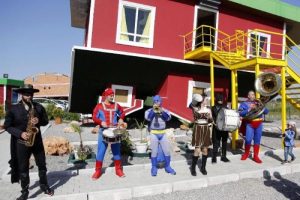 'S&uuml;per Kahramanlar' Ters Ev'de