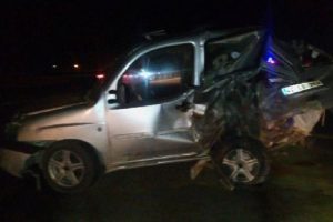 TEM'de emniyet şeridindeki araca kamyonet &ccedil;arptı: 3 yaralı