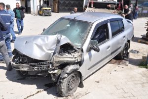 Bursa'da trafoya &ccedil;arpan otomobilde 3 kişi yaralandı!